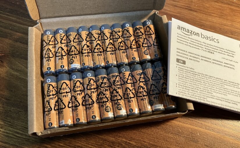 Amazon basicsの単四電池とメトロノーム